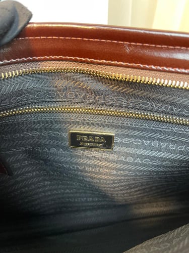 حقيبة برادا الجلدية الكلاسيكية بشعار برادا