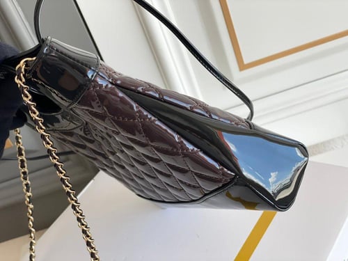 حقيبة تسوق ميني 23 مبطنة من جلد شانيل - العنابي وا...