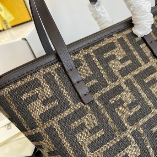 حقيبة رول باللون البني مع علامة FF من فندي