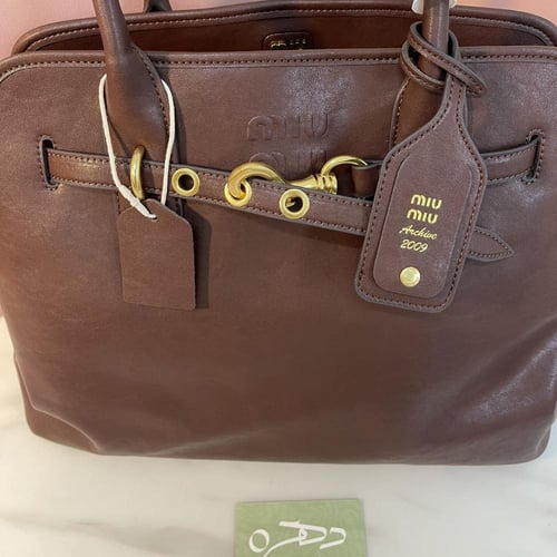 حقيبة أفنتشر الجلدية من ميو ميو مقاس 40 سم