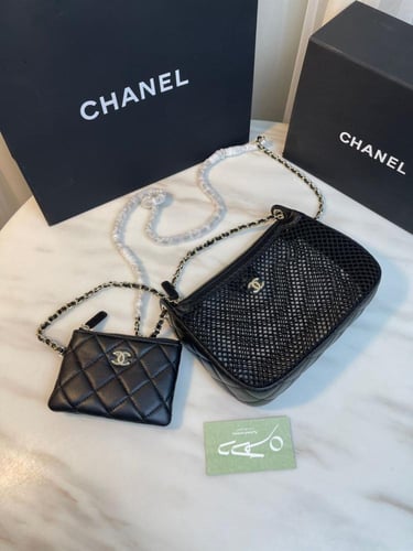 حقيبة كلاتش بسلسلة مع شبك بشعار شانيل - أسود