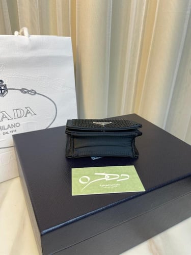 حقيبة برادا الكريستالية بحمالة كتف