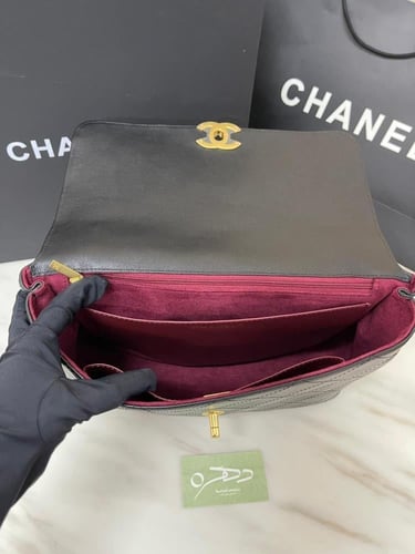 حقيبة كبيرة 32 سم بقلاب ومقبض علوي من شانيل - أسود