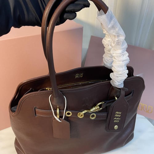 حقيبة أفنتشر الجلدية من ميو ميو مقاس 40 سم