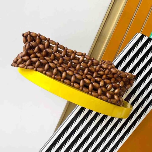 حقيبة سان لوران باكيت المرنة بهيكل خارجي خشبي مفتو...