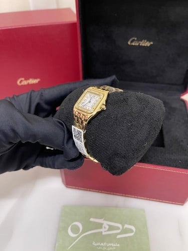 ساعة بانتير دو كارتييه مرصعة باطار كريستالي