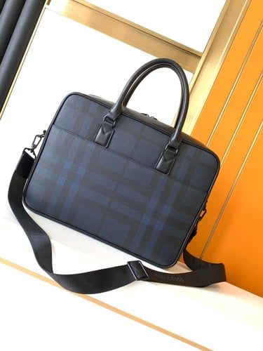 حقيبة بربري 36 سم بنقشة مربعات ومزينة بشعار من الج...