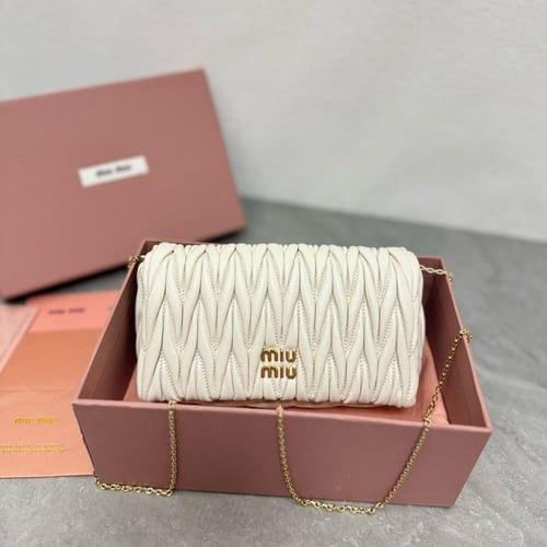 حقيبة كلاتش ميو ميو 18 سم