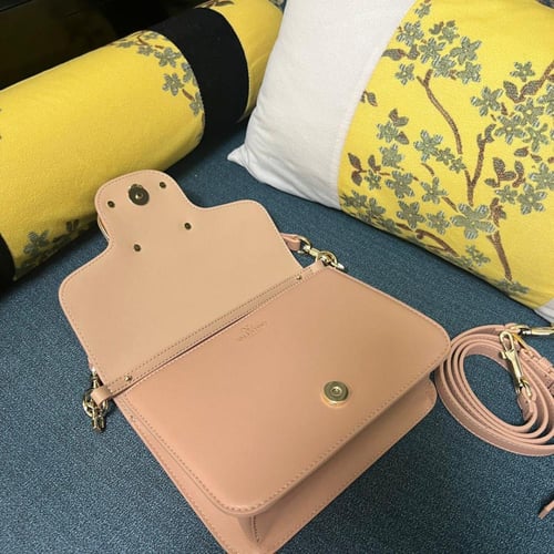 شنطة فالنتينو غارافاني VLogo Signature بسلسلة 18 س...