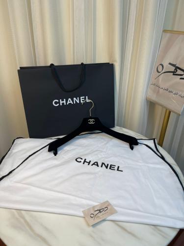 كيس حماية ملابس قصير ومعلاق من Chanel