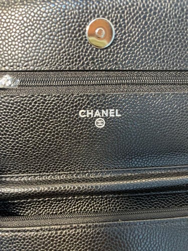 محفظة شانيل ووك كافيار مبطن باللون الأسود