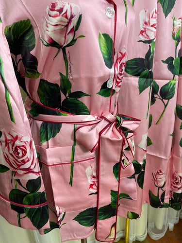 بيجاما ساتان بطبعة ورد من قميص وبنطال من دولتشي -...
