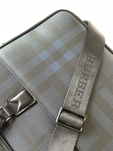 حقيبة بربري 36 سم بنقشة مربعات ومزينة بشعار من الج...