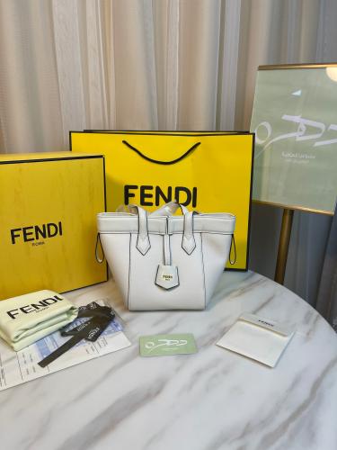 شنطة فندي أوريقامي ميني - أبيض