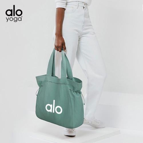 حقيبة يد كاجوال عصرية جديدة من ALO Yoga