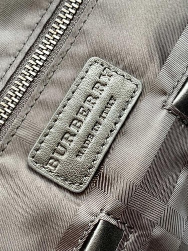 حقيبة بربري 36 سم بنقشة مربعات ومزينة بشعار من الج...