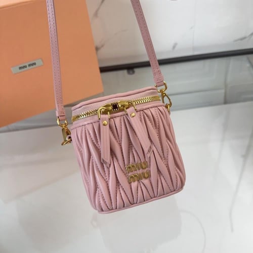 حقيبة صغيرة مبطنة من ميو ميو