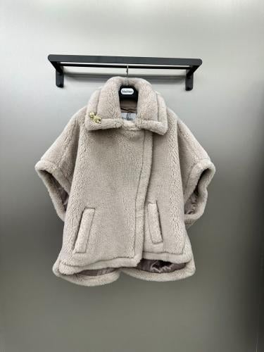 جاكيت قصيرة من الفرو من ماكس مارا