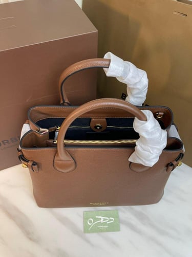 حقيبة توت بانر من بيربري 34 - بني فاتح