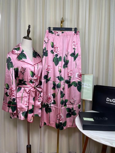 بيجاما ساتان بطبعة ورد من قميص وبنطال من دولتشي -...