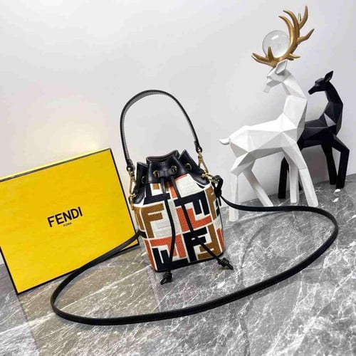 حقيبة دلو 18 سم جلدية من فندي مون تريزور