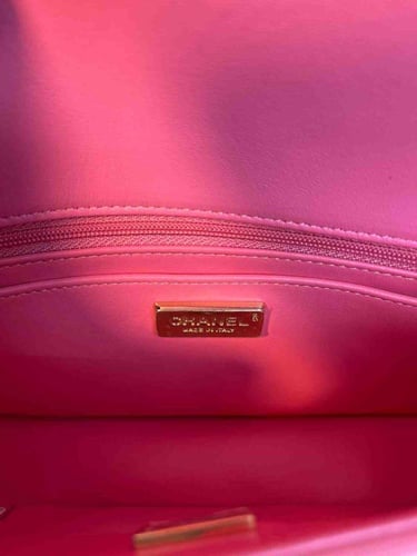 حقيبة شانيل صغيرة وردية اللون بنقشة سيمفوني