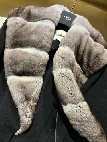 كوت فندي كاشمير بياقة وأكمام من فرو مينك