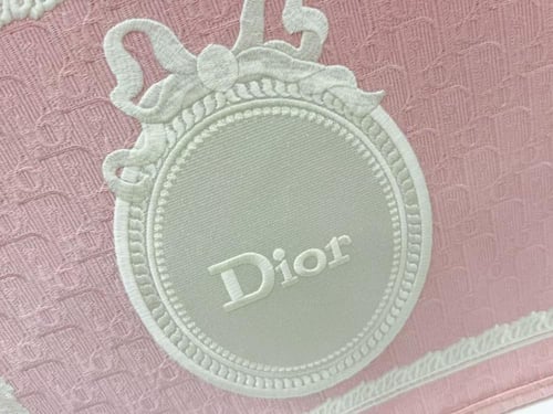 حقيبة ديور بوك توت بحزام باللون الوردي مع دانتيل أ...