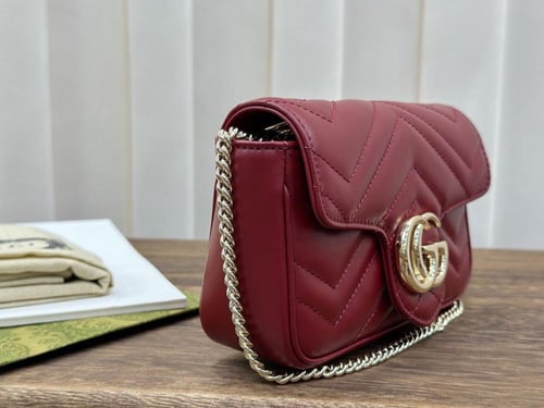 حقيبة جي جي مارمونت الصغيرة بشعار GG مزدوج - برغند...