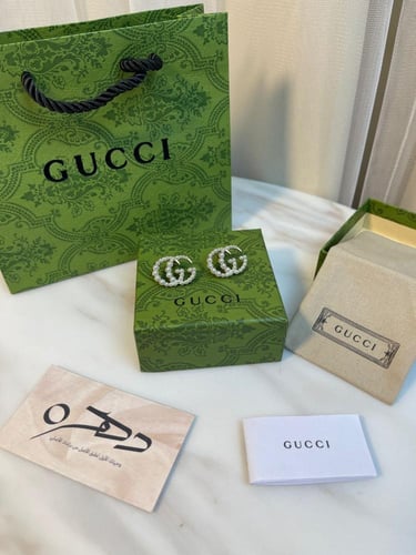 أقراط من اللؤلؤ بنقش GG مطلي من قوتشي