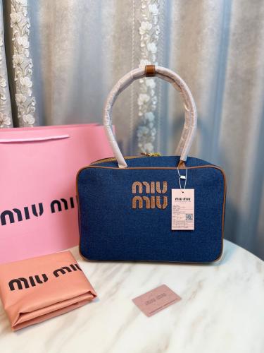 حقيبة توب هاندل Beau من الجلد من ميو ميو