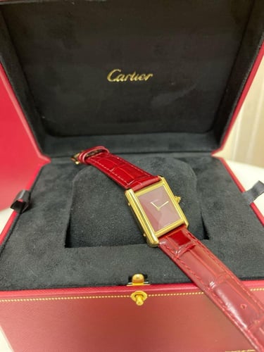 ساعة تانك لويس كارتييه 33 باطار مطلي بالذهب