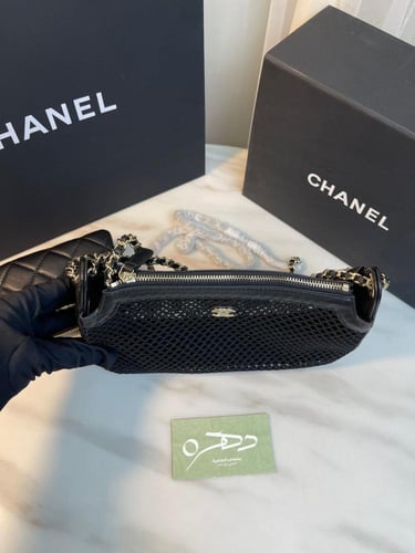 حقيبة كلاتش بسلسلة مع شبك بشعار شانيل - أسود