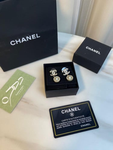 حلق ذهبي و ابيض من شانيل مزين باللؤلؤ و حبات الكري...