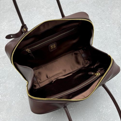 حقيبة جلدية ميو ميو قياس 34 بمقبض علوي