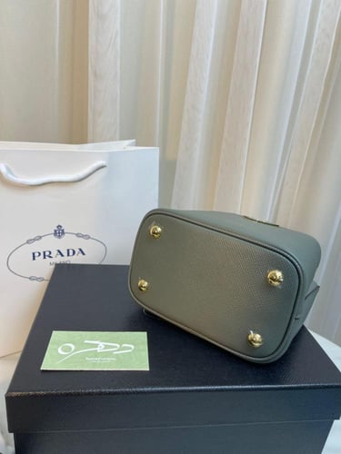 شنطة برادا بانيير سافيانو سمول - رمادي