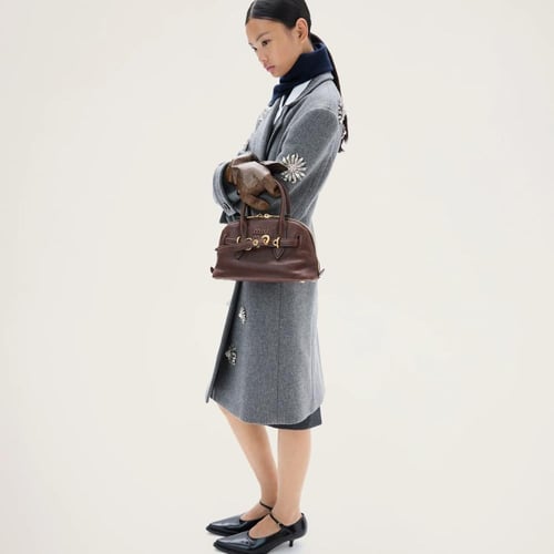 حقيبة يد ميو ميو من الكتان العتيق بمقاس 33 سم