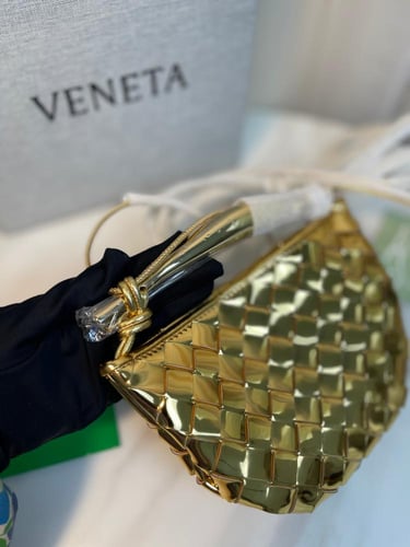 حقيبة ساردين ميني مجدول من بوتيغا فينيتا - ذهبي