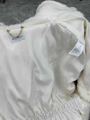 جاكيت قصيرة من الفرو بياقة V من ماكس مارا