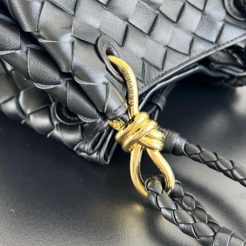 حقيبة يد وكتف صغيرة من الجلد المجدول من بوتيغا فين...