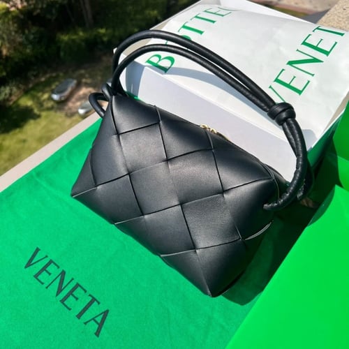 حقيبة سمول كاسيت من بوتيغا فينيتا