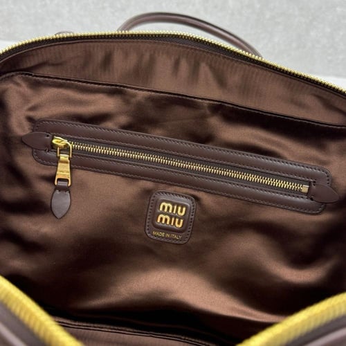 حقيبة جلدية ميو ميو قياس 34 بمقبض علوي