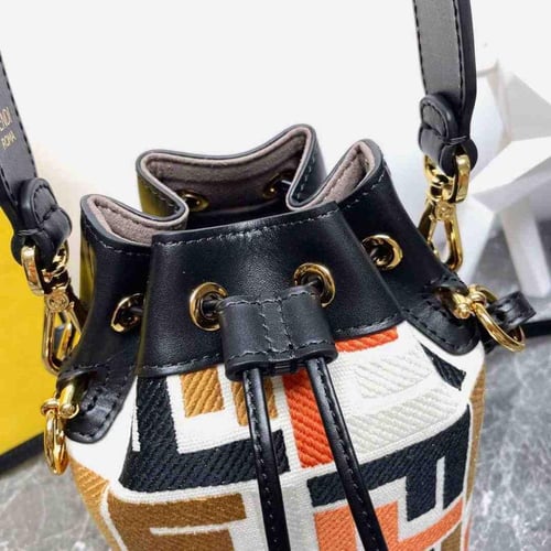 حقيبة دلو 18 سم جلدية من فندي مون تريزور