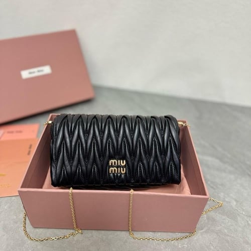 حقيبة كلاتش ميو ميو 18 سم