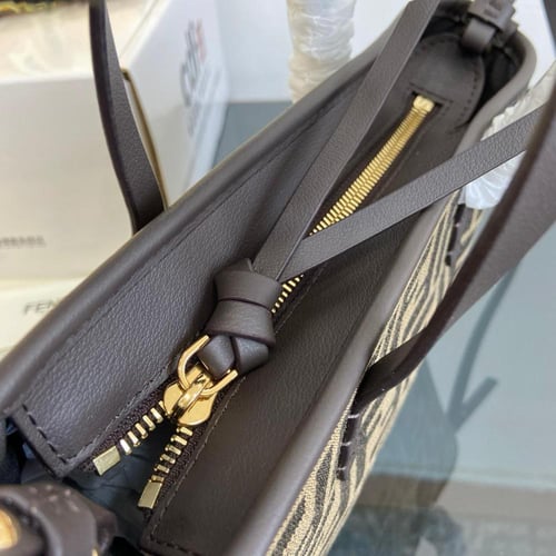 حقيبة رول باللون البني مع علامة FF من فندي