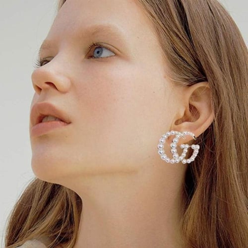 أقراط من اللؤلؤ بنقش GG مطلي من قوتشي