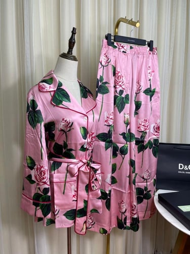 بيجاما ساتان بطبعة ورد من قميص وبنطال من دولتشي -...