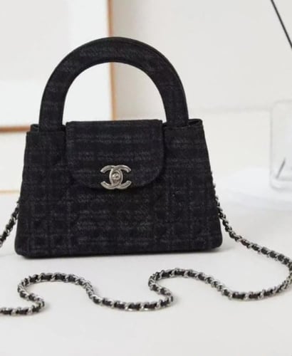 حقيبة يد وكتف صغيرة من شانيل من قماش الدنيم