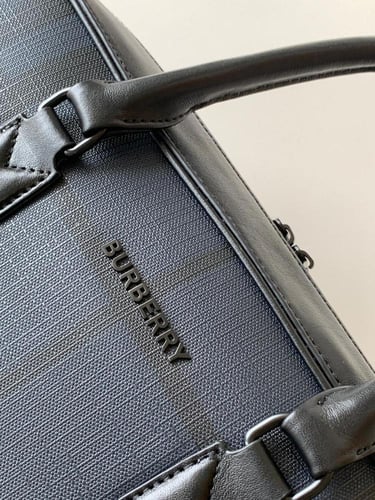 حقيبة بربري 36 سم بنقشة مربعات ومزينة بشعار من الج...