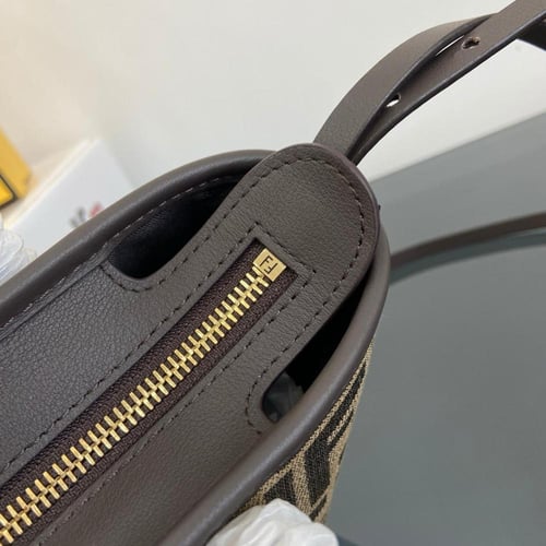 حقيبة رول باللون البني مع علامة FF من فندي